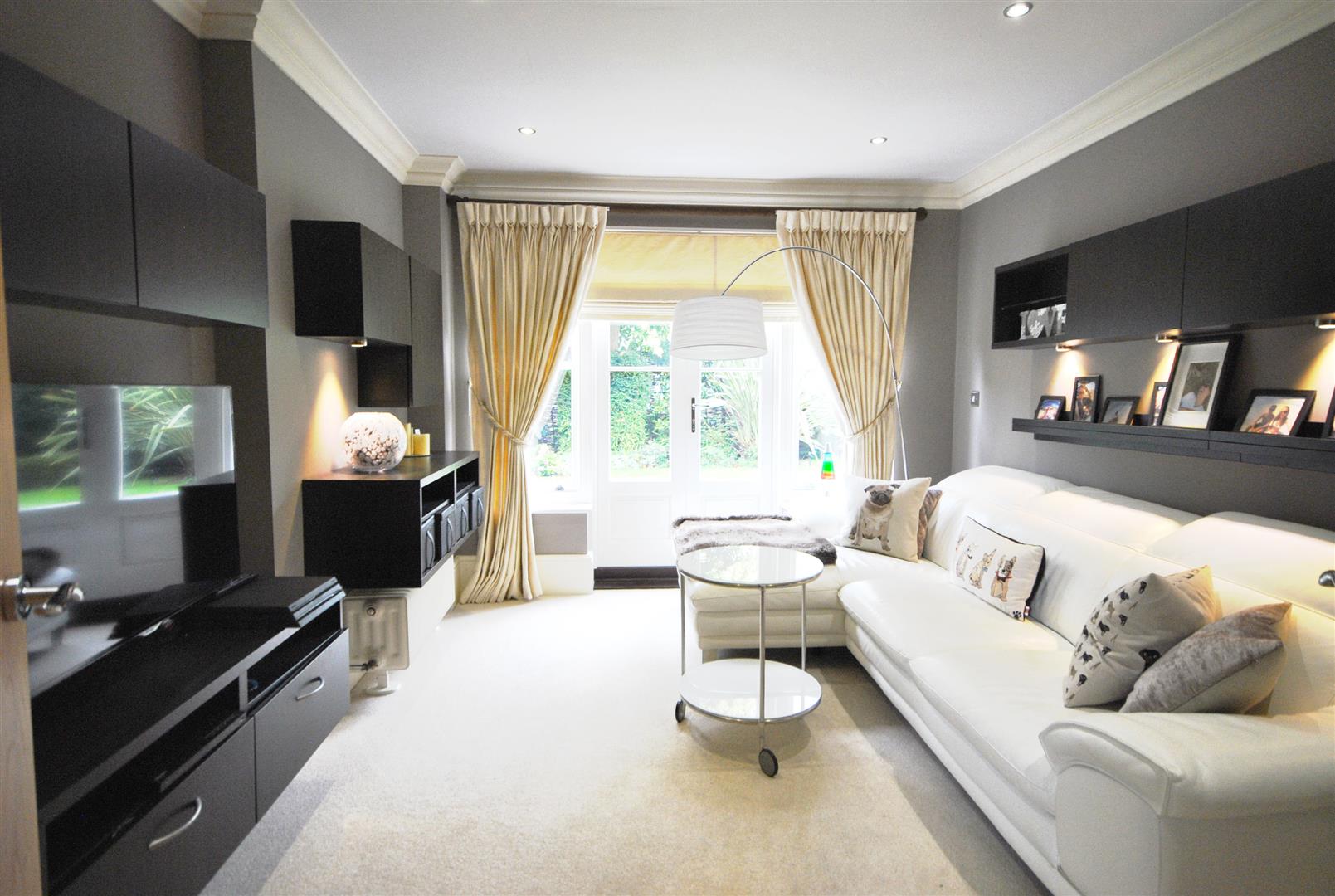 4 Bedrooms, House - Detached